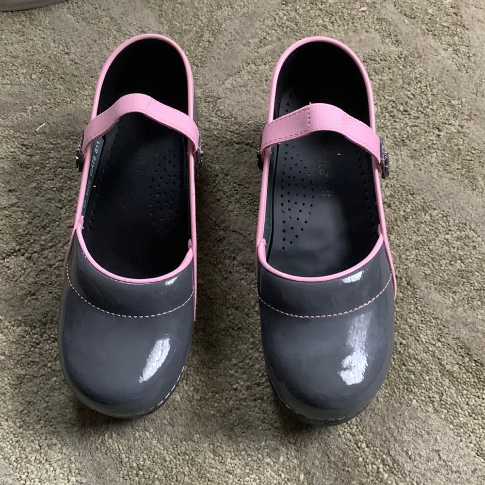 Sanita gray patent leather clogs, rarely worn in excellent condition